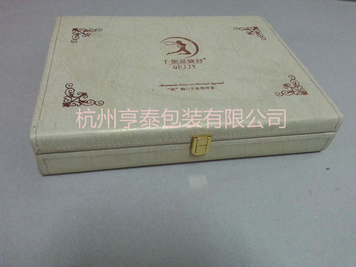 白色皮盒